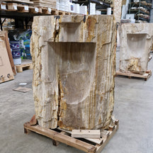 Standwaschbecken aus versteinertem Holz von Zakynthos, 69x46x90 cm, mit Platz für Hahnloch, in Badgestaltung.