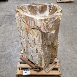 Standwaschbecken aus versteinertem Holz von Zakynthos, 58x50x90 cm, mit Platz für Hahnloch, für moderne Badgestaltung.