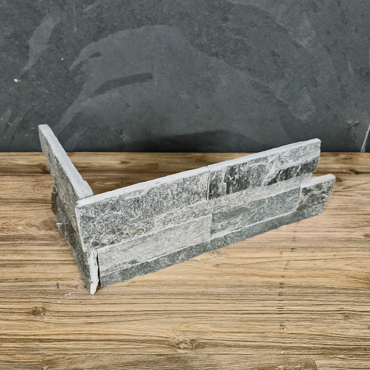 Naturstein Verblender Muster aus Quarzit Silver Shine mit silberner, glänzender Oberfläche, ideal für Wandgestaltung.