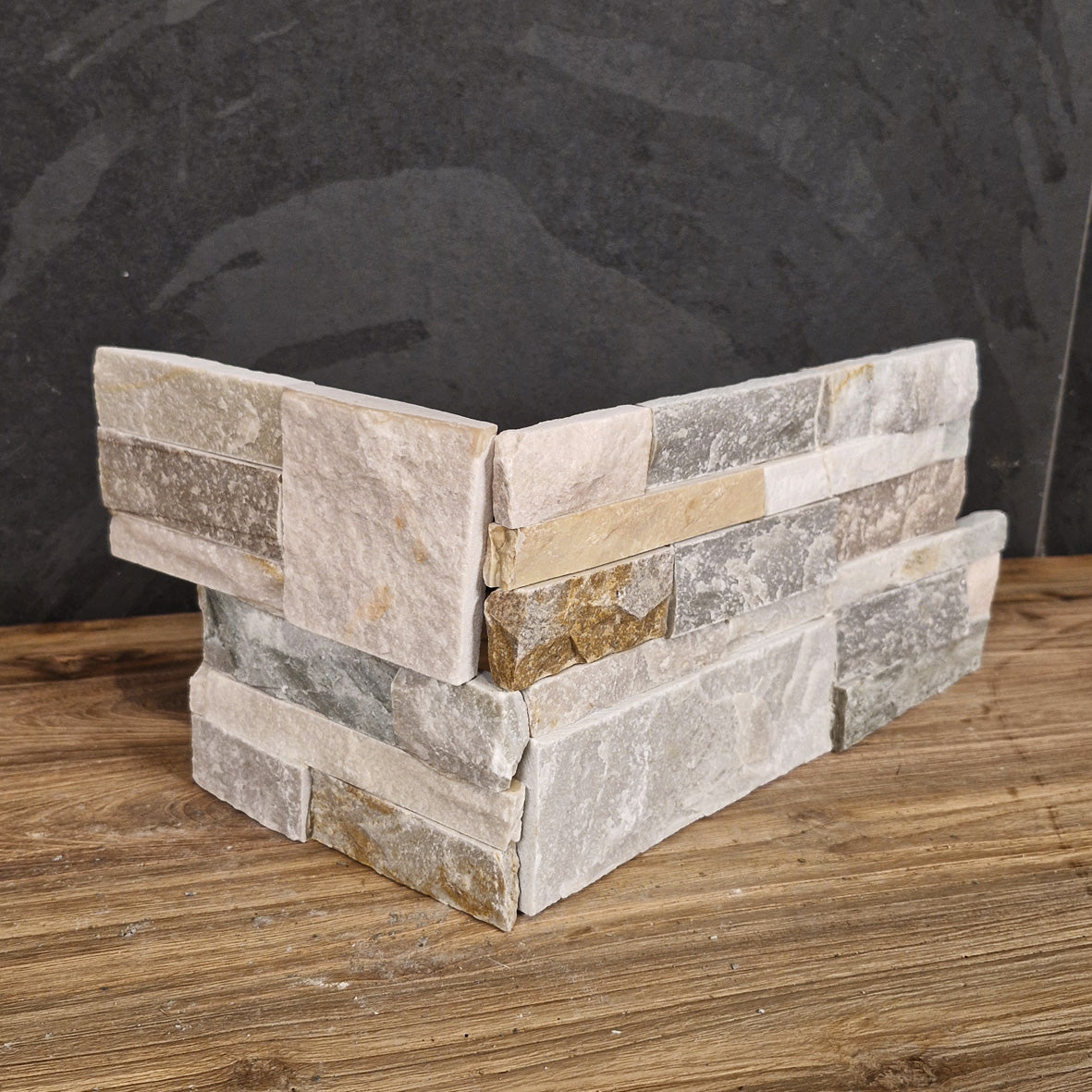 Naturstein Verblender aus Quarzit mit Blockmuster, Ecke, natürliche Textur, für Wandgestaltung, von Muster.