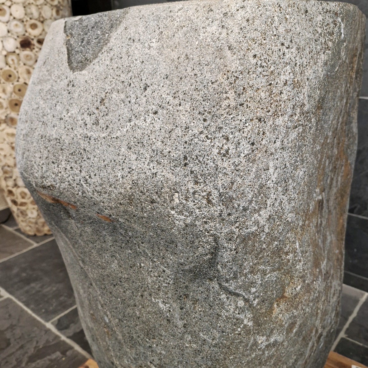 Staande wastafel van Riviersteen | natuurlijke vorm | 55 × 60 × 88 cm | Rhodos R12