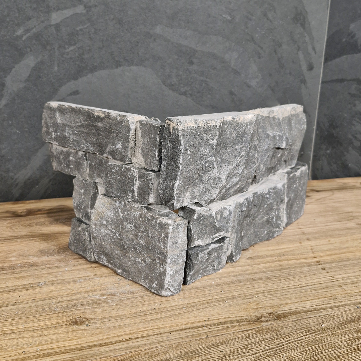 Muster Rocks Verblender in Schwarz, Naturstein, mit Eckstück-Design für stilvolle Wandverkleidung.