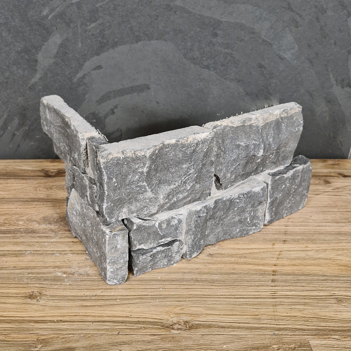 Muster Rocks Verblender aus Kalkstein in Schwarz, Naturstein-Muster für Wandgestaltung, zeigt die schwarz gefärbte Eckstück-Optik.