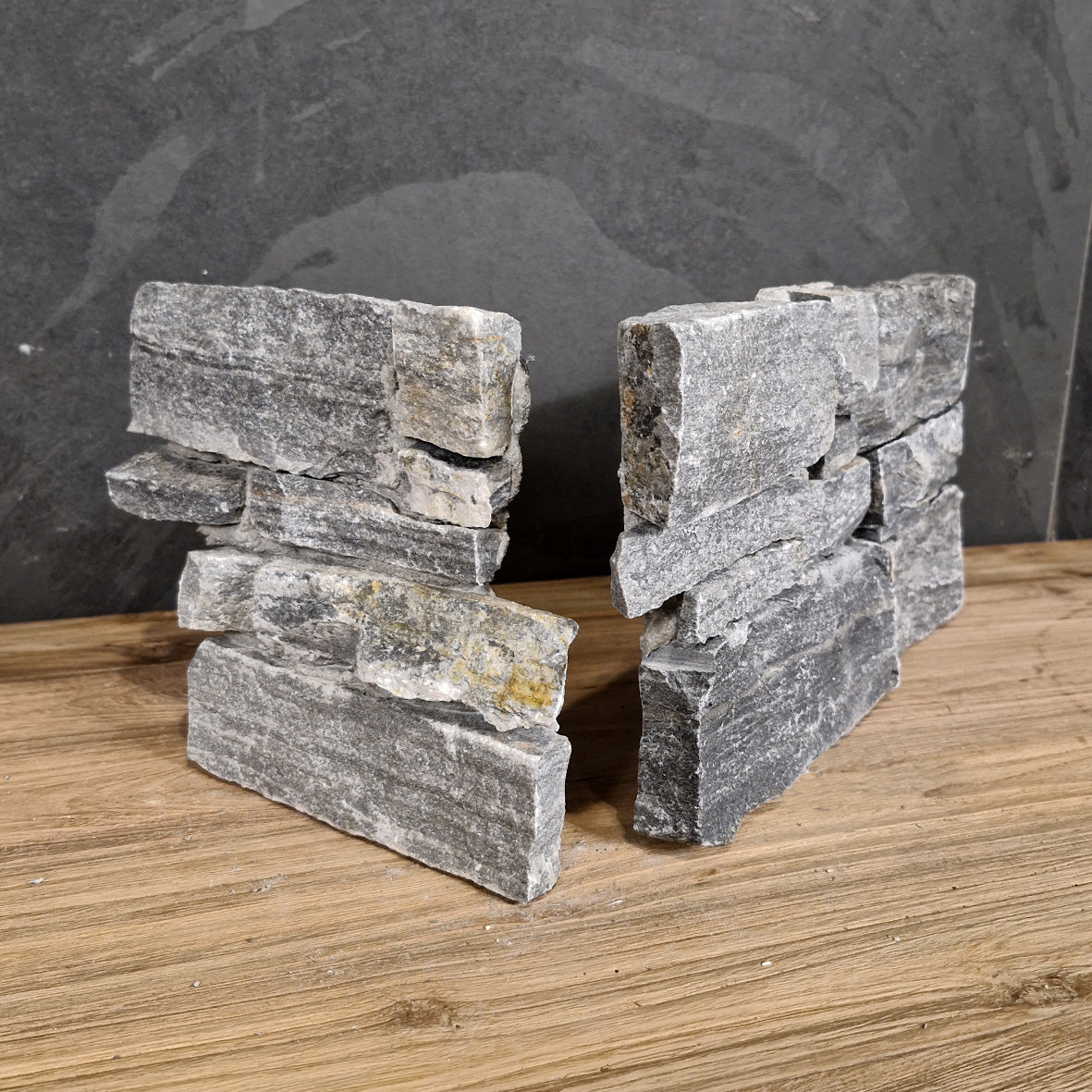 Musterstück des Rocks Verblenders aus Quarzit Blau, Naturstein mit Eckdesign, von Muster.