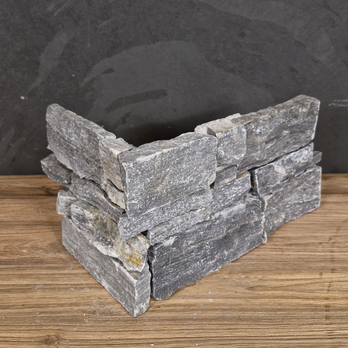 Muster Rocks Verblender aus Quarzit Blau, Naturstein, Ecke, für stilvolle Wandgestaltung, von Muster.