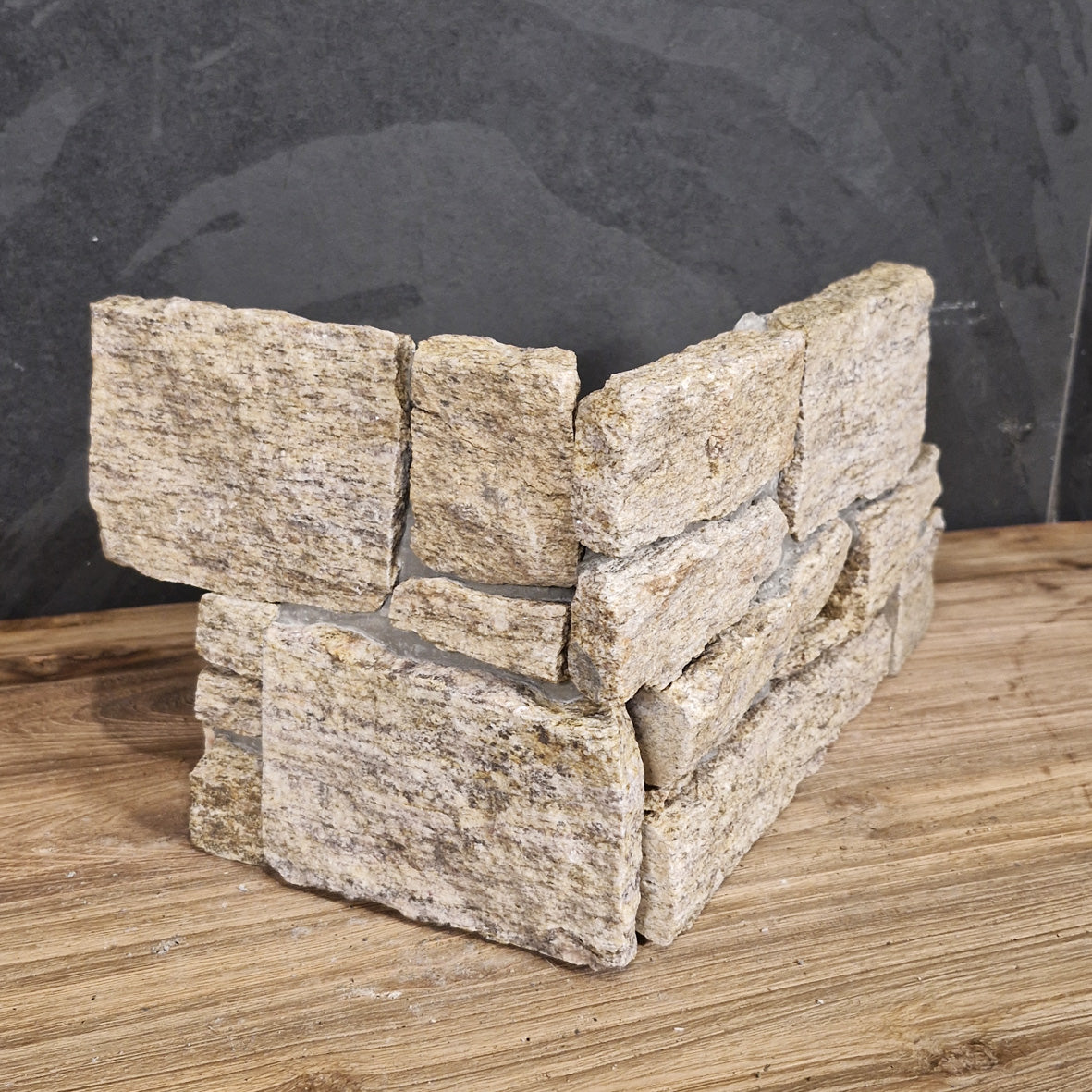 Muster Rocks Verblender aus Granit, Naturstein, mit Muster, Ecke, für stilvolle Wandgestaltung, von Muster.