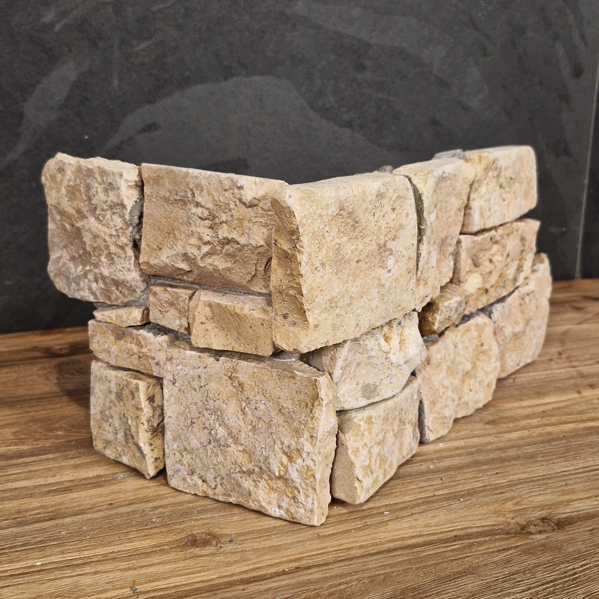 Muster Rocks Verblender aus beigem Kalkstein, Natursteinmuster, Ecke-Design, für Wandgestaltung, von Muster gefertigt