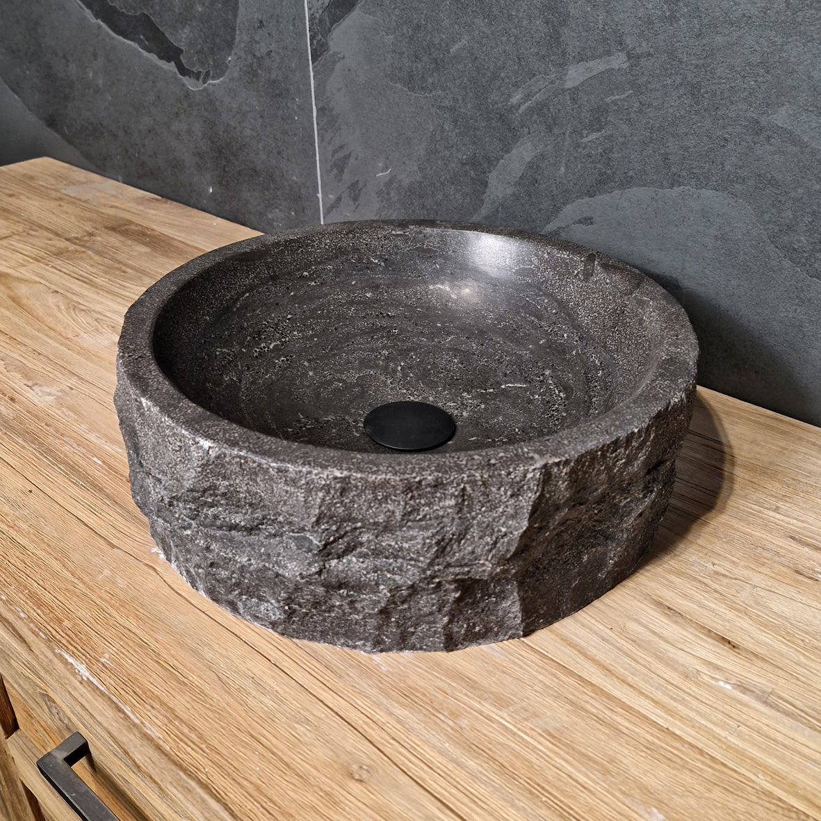 Rundes Aufsatzwaschbecken aus grobem Blaustein-Naturstein, 40 cm Durchmesser, für moderne Badgestaltung, von ROME.