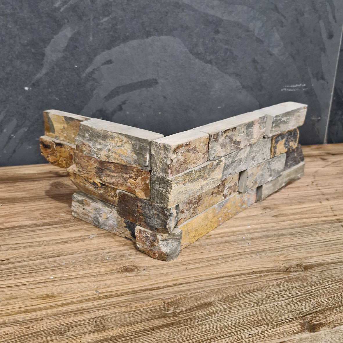 Rustikaler Naturstein-Verblender aus Schiefer mit Muster, ideal für Wandgestaltung, von Muster.