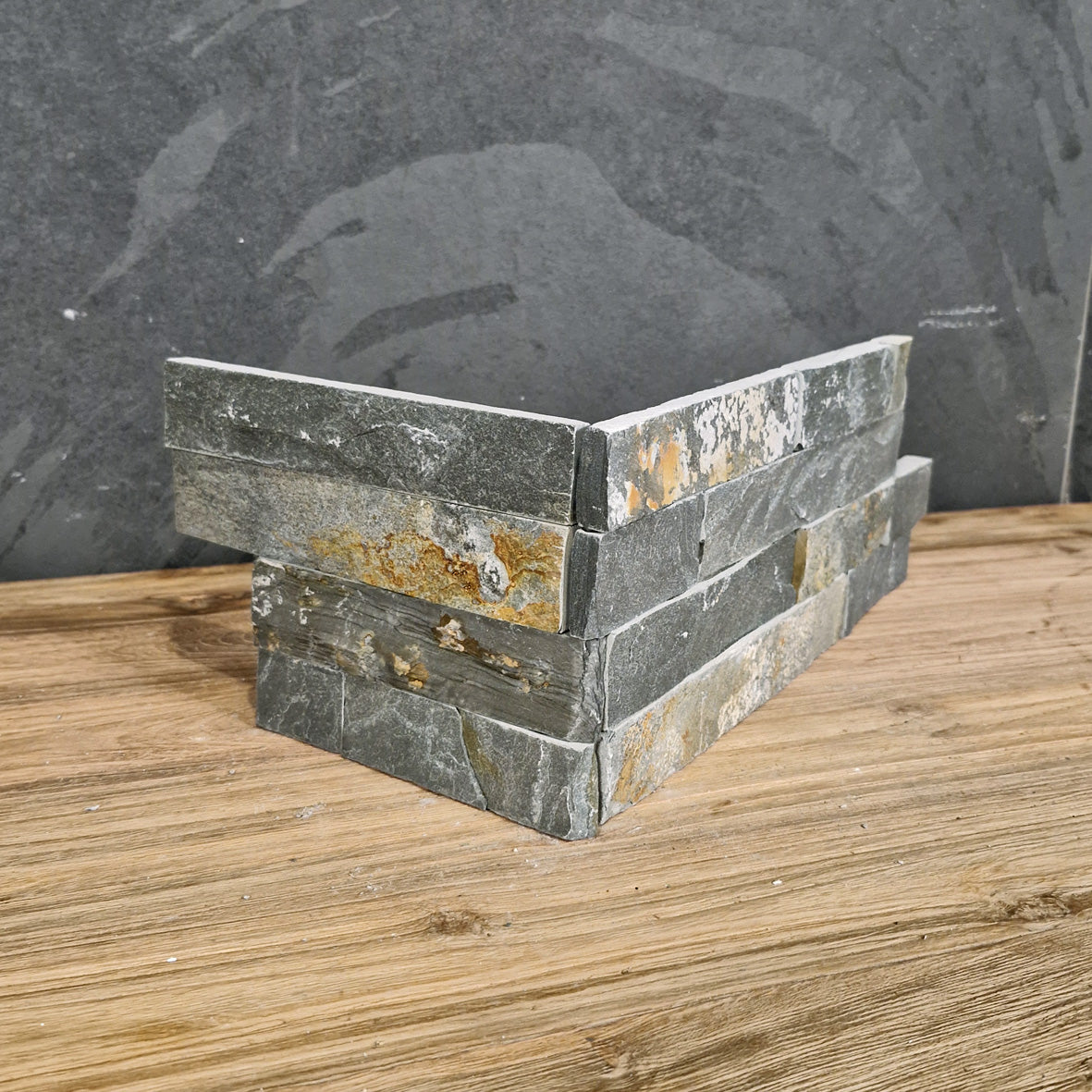 Naturstein Verblender Schiefer Rusty Grey, Muster, Eckstuck, rustikale Optik, natürliche Steinstruktur, dekorative Wandverkleidung