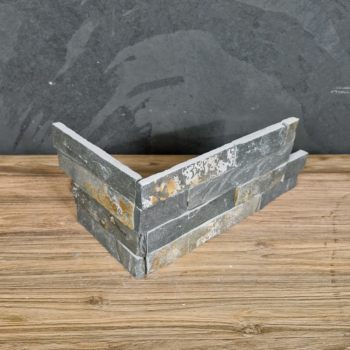 Naturstein Verblender Muster in Rusty Grey, Schiefer Optik, Eckstück für Wandgestaltung, von Muster.