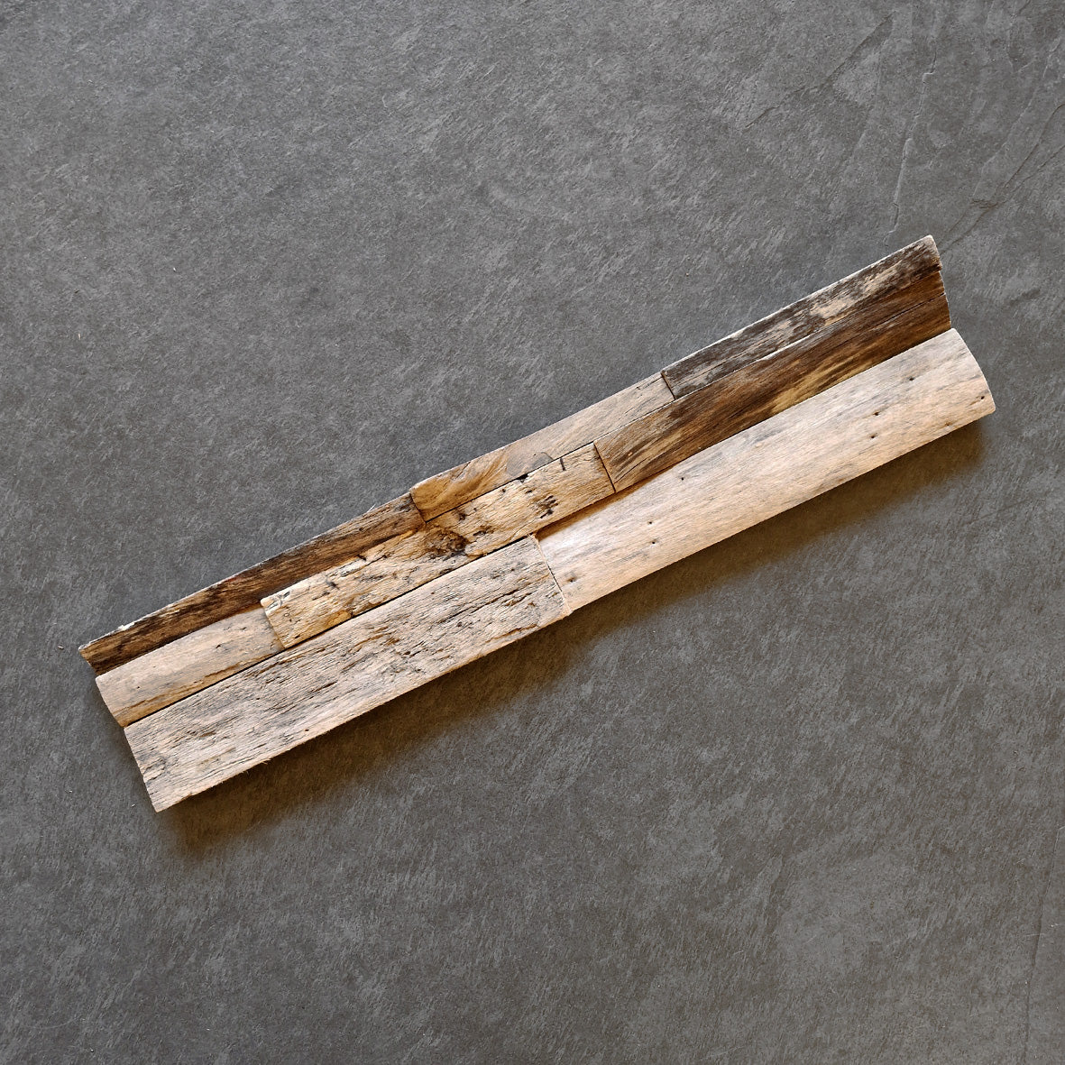 Holzpaneele aus Teakholz, 2x3x5 cm, als Verblender im natürlichen Holzdesign, von SEAWOOD auf einem Wandbild.