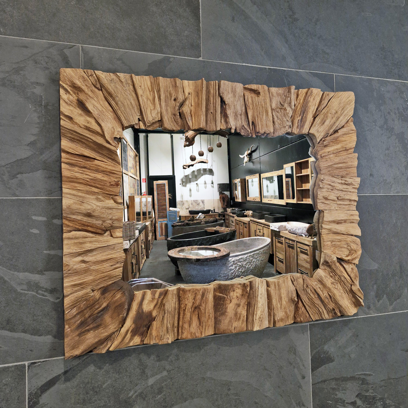 Recycelter Wandspiegel aus Teakholz in verschiedenen Größen für Badgestaltung, von Baumstumpf, mit 100x80x5cm Maße.