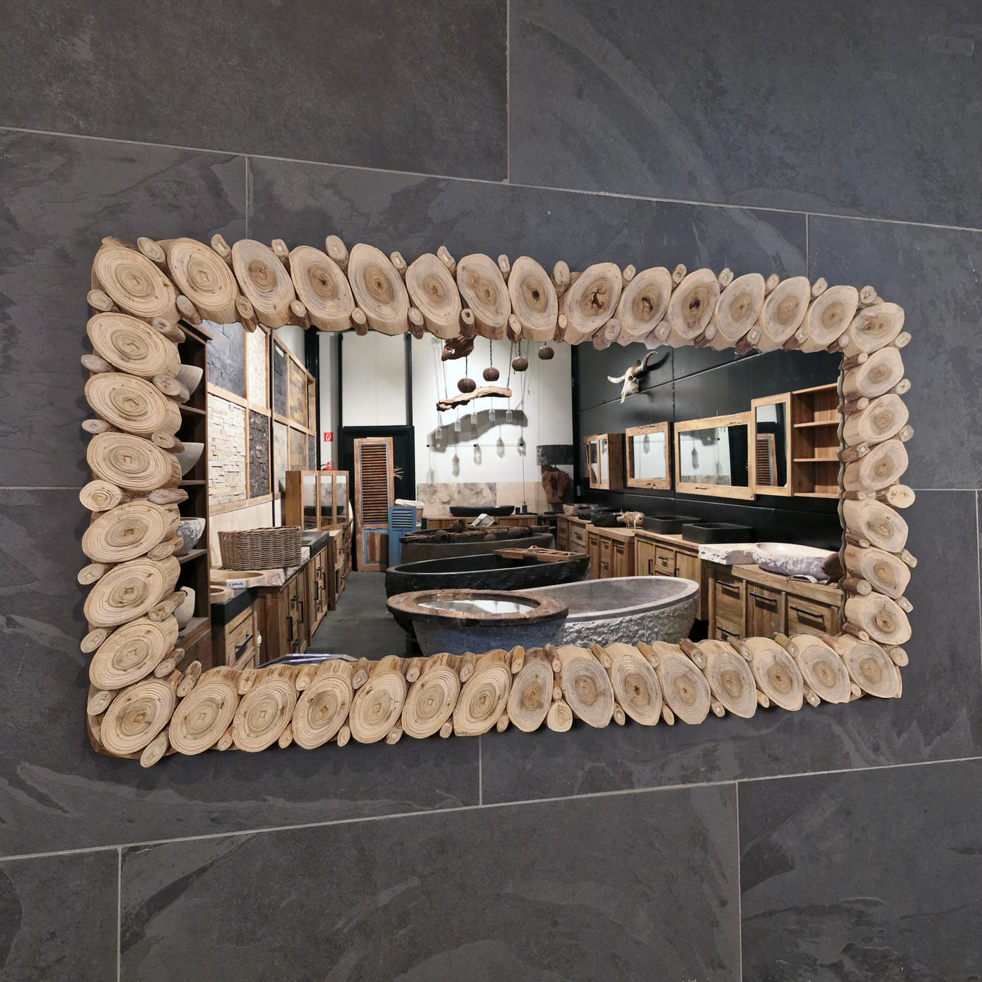 Wandspiegel Badspiegel aus recyceltem Teakholz in verschiedenen Größen, quadratisch, mit natürlicher Holzmaserung, für Badgestaltung.