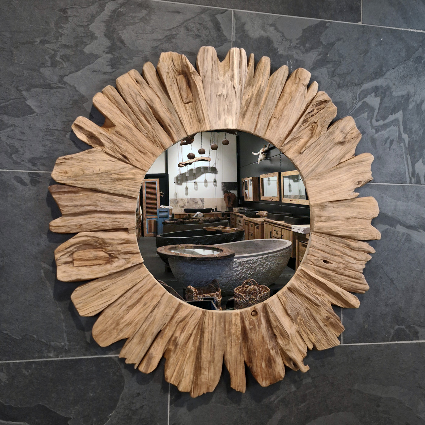 Runder Wandspiegel im Bad aus recyceltem Teakholz, Durchmesser 90 cm, für Badgestaltung, von Baumstumpf
