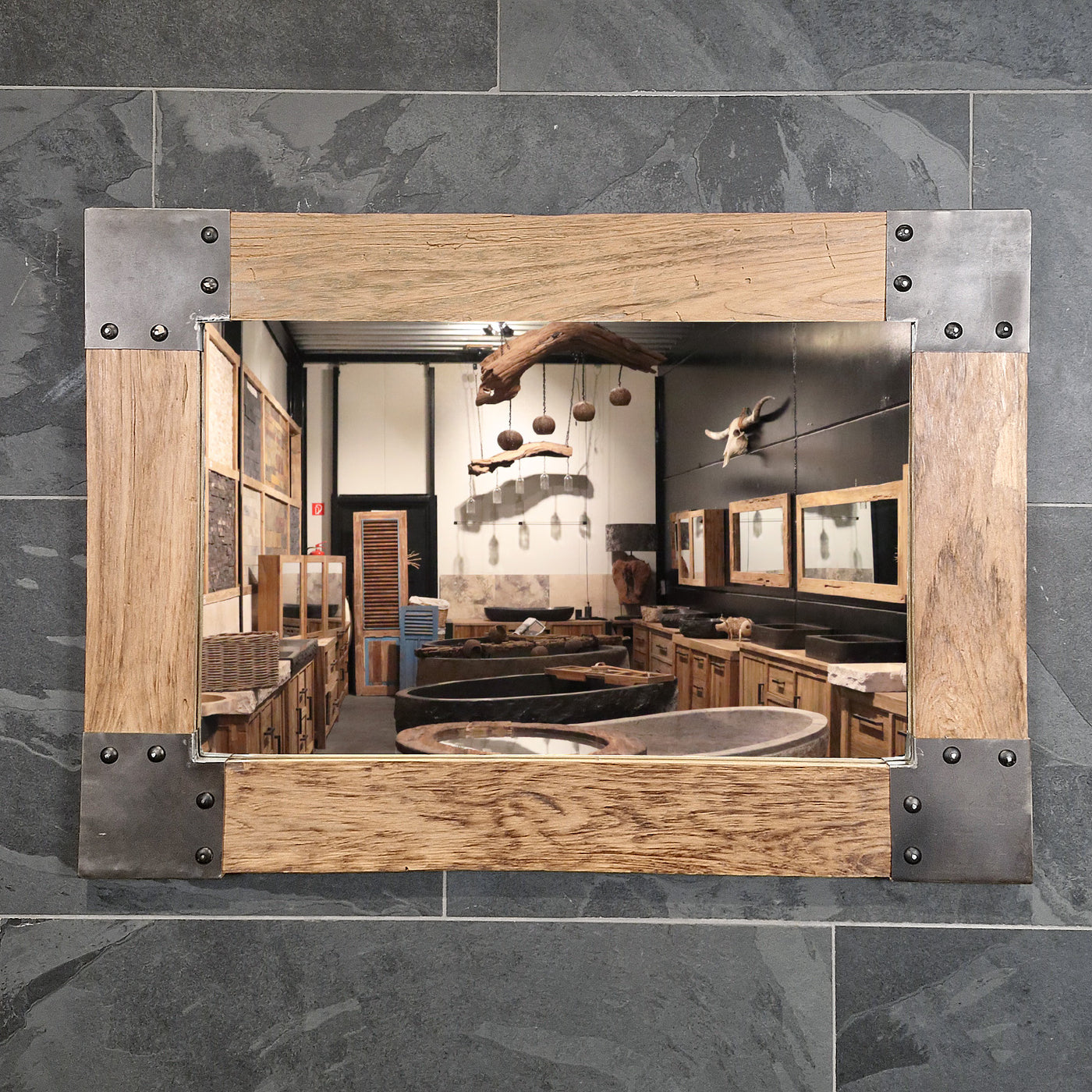 Wandspiegel Badspiegel aus recyceltem Teakholz, Maße 100x70x4 cm, für moderne Badgestaltung, von Baumstumpf.
