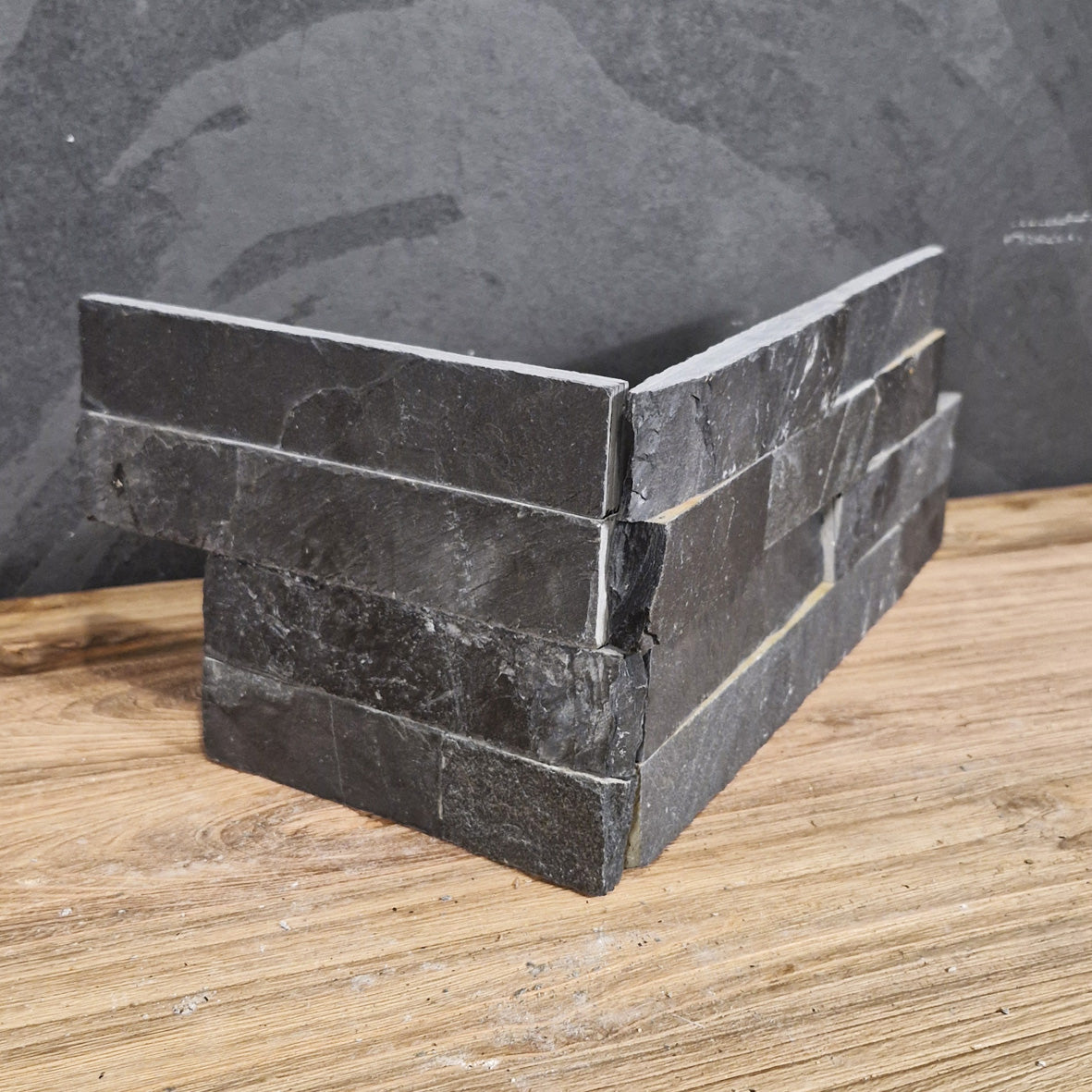 Naturstein Verblender Schiefer Grey Muster, Ecke, zeigt die strukturierte Oberfläche und natürliche Farbgebung des Schiefers.