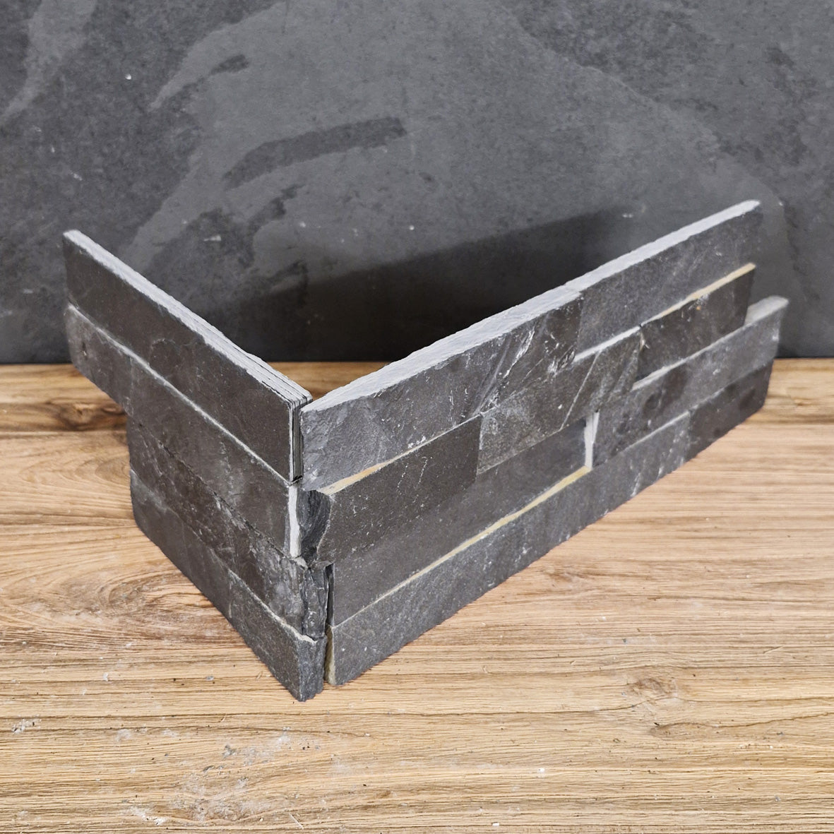 Muster Naturstein Verblender Schiefer Grey Ecke, sichtbare Struktur und natürliche Grautöne, dekorative Wandverkleidung