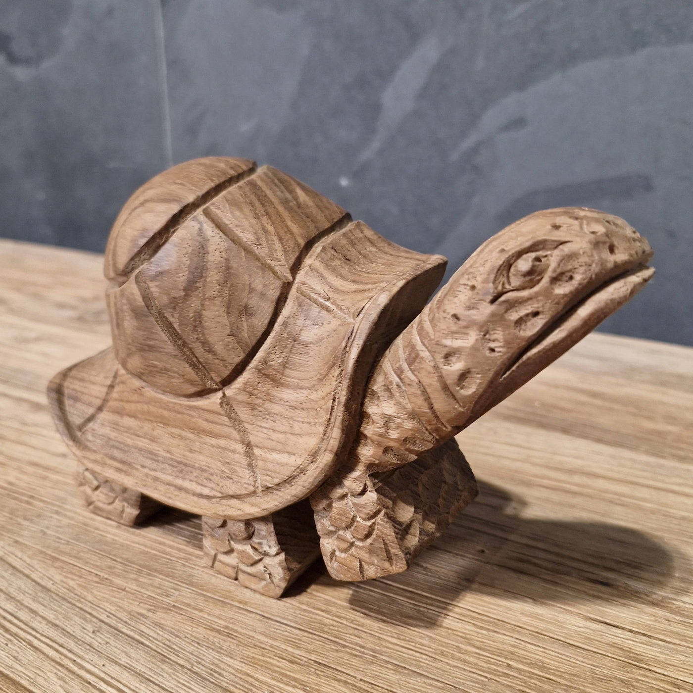 Kleine Deko Schildkröte aus recyceltem Teakholz, dekoratives Badgestaltungselement, detailreiche Tierfigur im rechten Blickwinkel