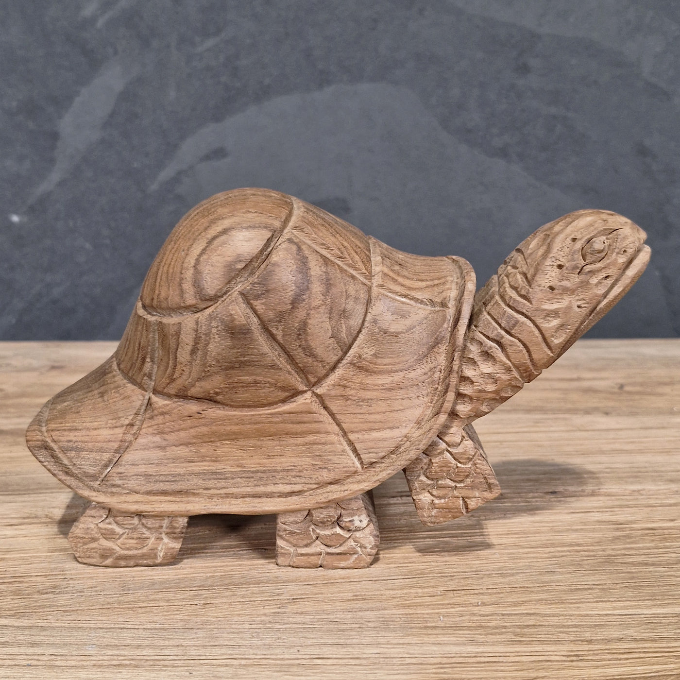 Deko Schildkröte aus recyceltem Teakholz, klein und detailreich, ideal für Badgestaltung, von der Marke TIERE