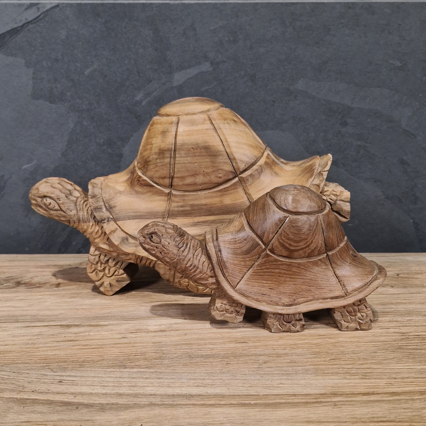 Recycelte Teakholz-Schildkröte als Badgestaltung, mittelgroß und klein, dekoratives Tier-Design für Badezimmer.