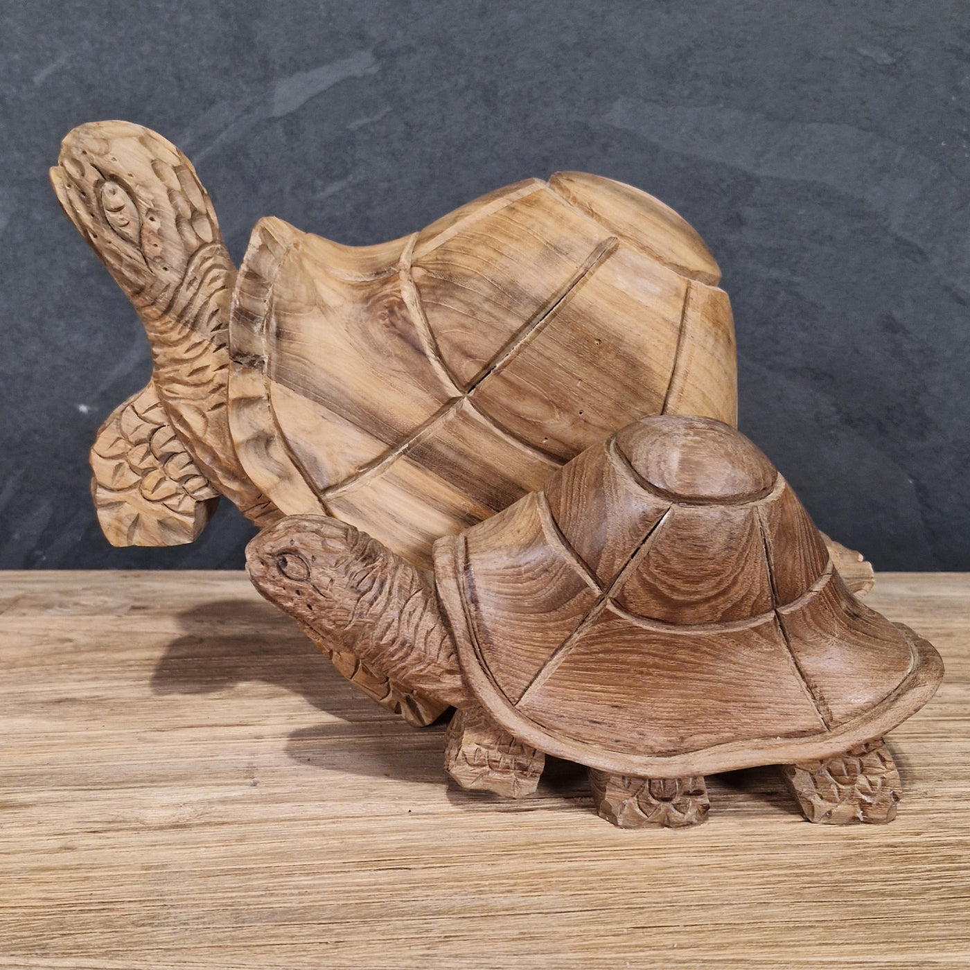 Deko Schildkröte aus recyceltem Teakholz als Badgestaltung, mittelgroß und klein, von der Marke TIERE, naturbelassen und handgefertigt