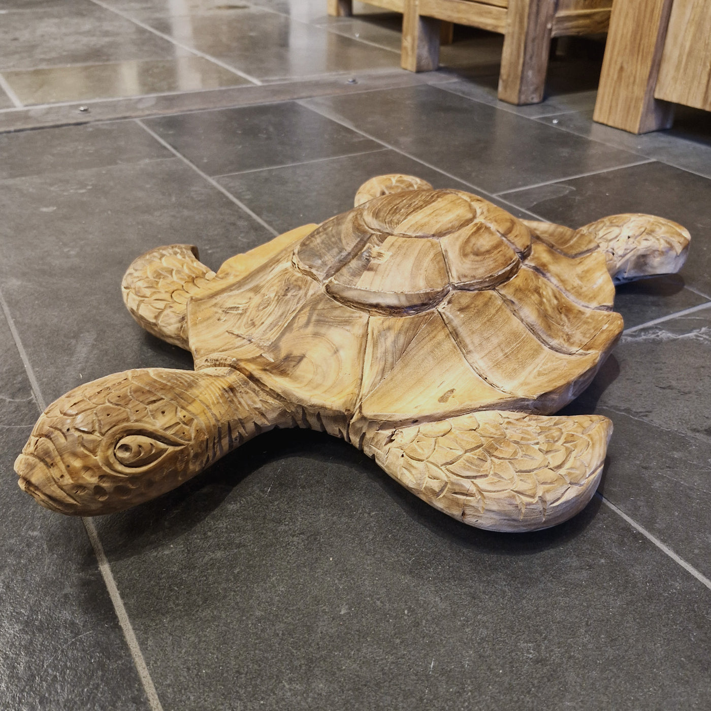 Große liegende Schildkröte aus recyceltem Teakholz für Badgestaltung, detailreiche Tierfigur in natürlichem Holzdesign.