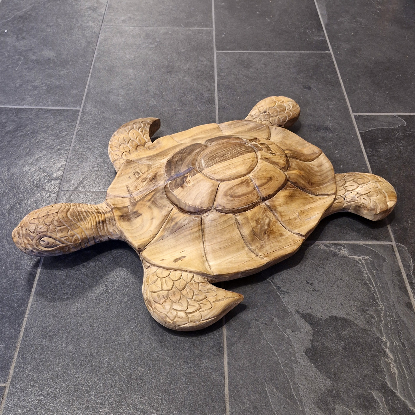Große liegende Schildkröte aus recyceltem Teakholz, dekoratives Badgestaltungselement, detailreiche Holzfigur, naturfarben und langlebig