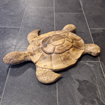 Große liegende Schildkröte aus recyceltem Teakholz, dekoratives Badgestaltungselement, detailreiche Holzfigur, naturfarben und langlebig