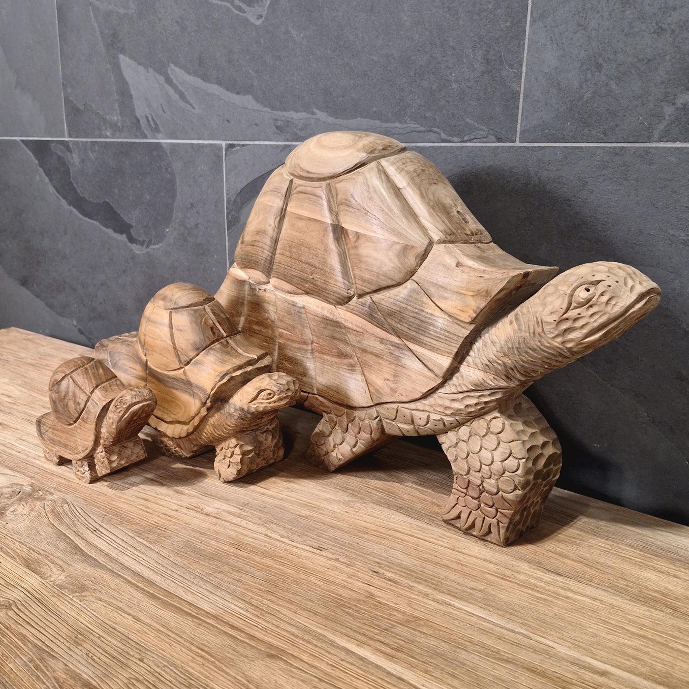 Deko Schildkröte aus recyceltem Teakholz, geeignet für Badgestaltung, von der Marke TIERE, detailreiche handgefertigte Gestaltung