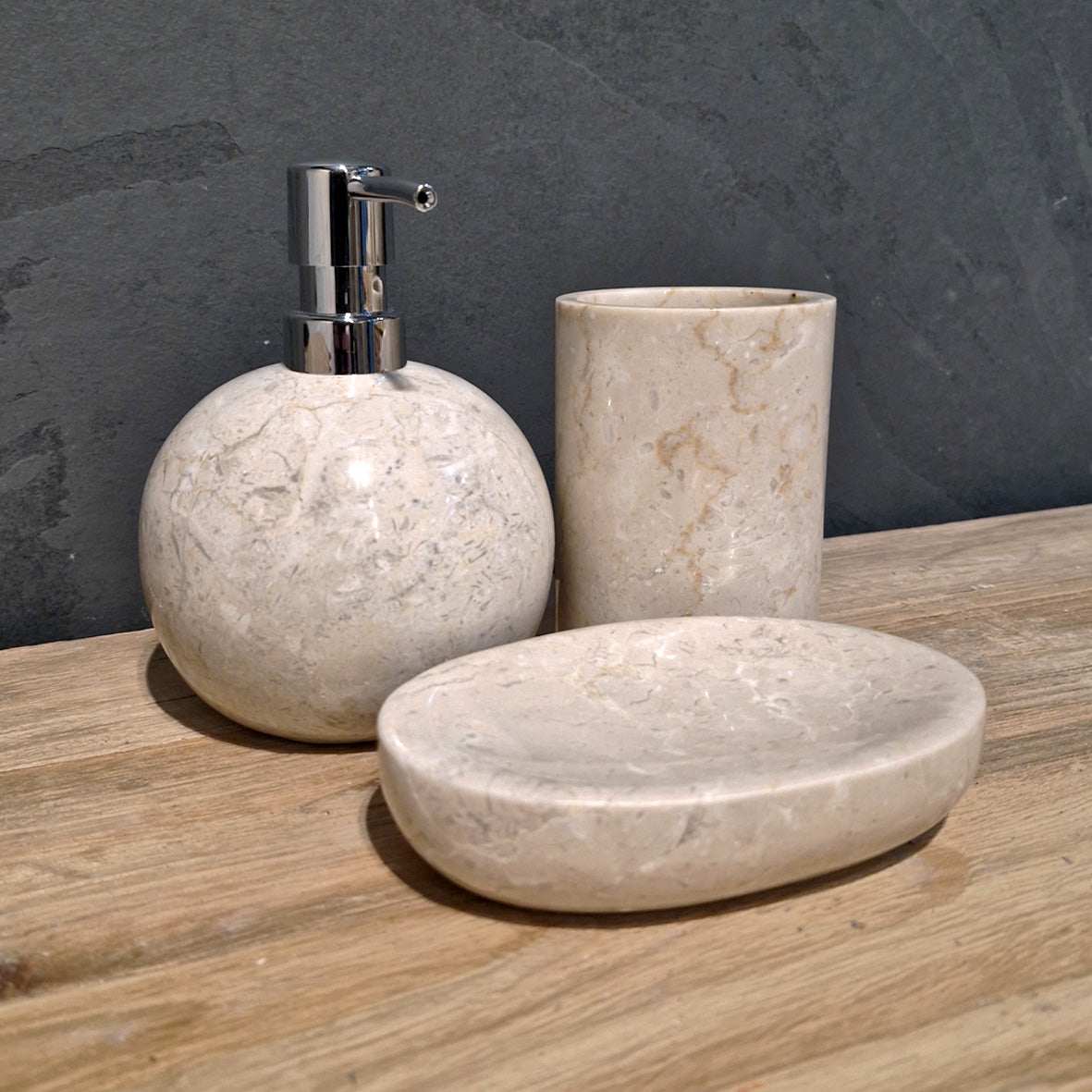 Beiges Marmorbadezimmer-Set mit runden Seifenspendern, 3-teiliges Design, von SEIFENSPENDER für stilvolle Badgestaltung