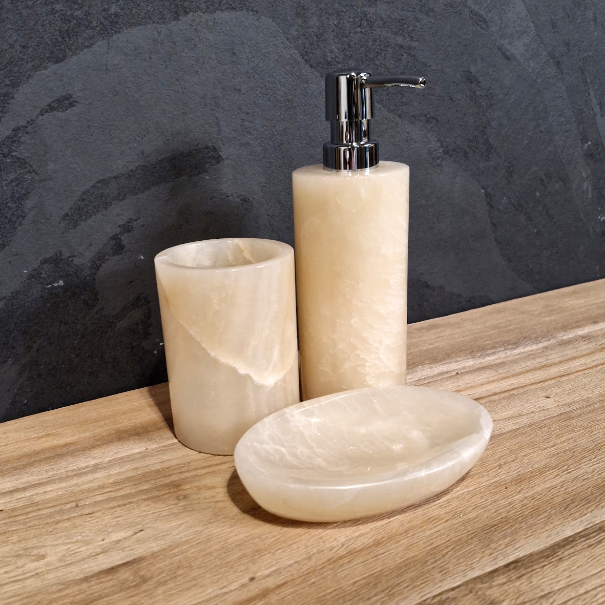 Beiges Onyx Badgestaltung mit 3-teiligem Seifenspender-Set, elegantes und modernes Design für Badezimmer.