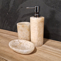Beiges Onyx 3-teiliges Badgestaltungs-Set mit Seifenspendern, eleganter, gerader Stil für modernes Badezimmerdesign.