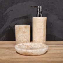 Beiges Onyx 3-teiliges Badgestaltung Set mit Seifenspender, gerade Form, eleganter Badaccessoire von SEIFENSPENDER