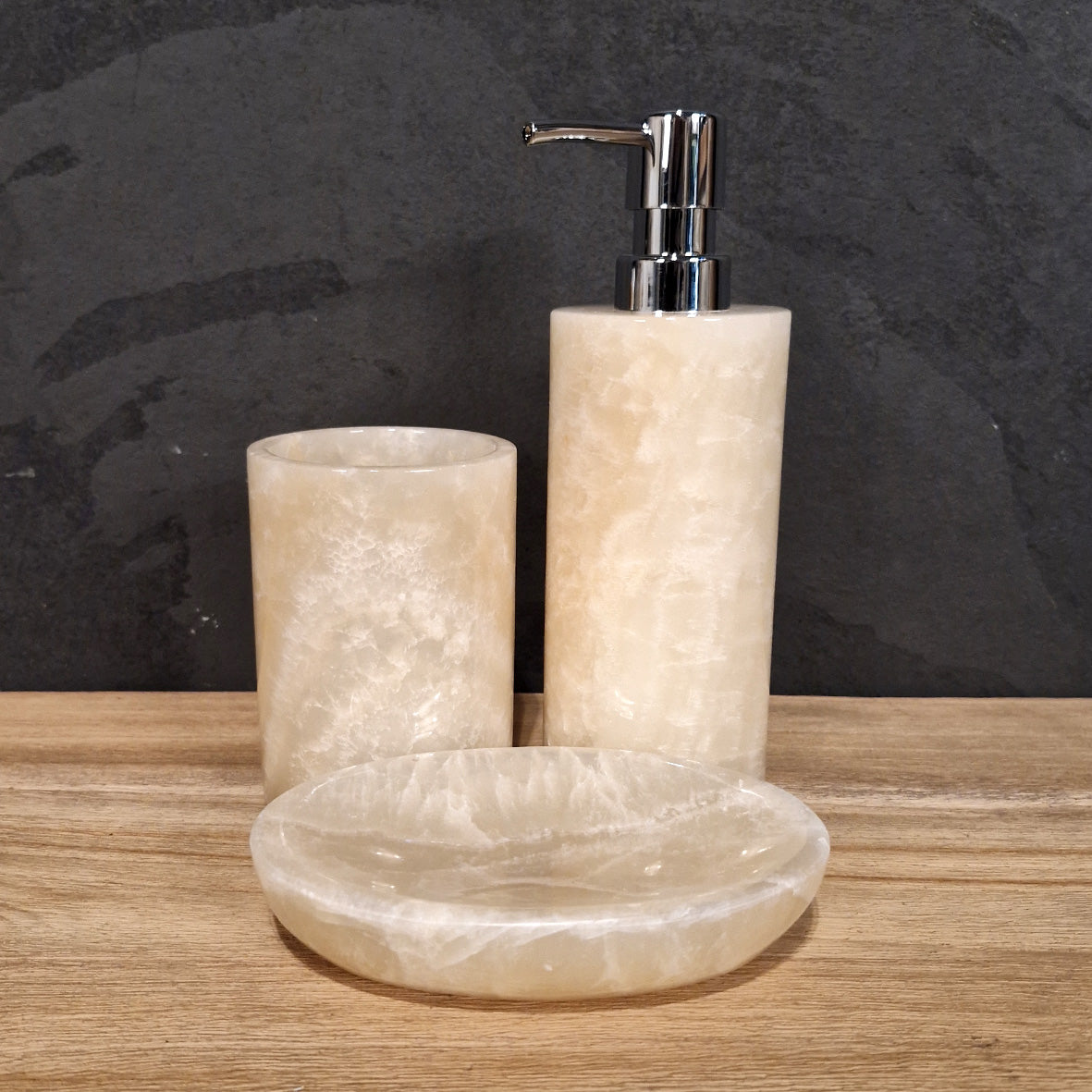 Beiges Onyx 3-teiliges Badgestaltungs-Set mit Seifenspender, gerade Form, elegantes Design, hochwertiges Badzubehör.
