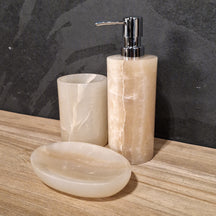 Beiges Onyx 3-teiliges Badgestaltung Set mit Seifenspender, gerade Form, hochwertiges Design, für Badezimmerdekoration.