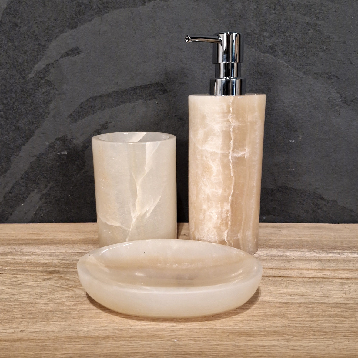 Beiger Onyx 3-teiliges Badgestaltung Set mit geraden Seifenspendern, stilvoll und modern für Badezimmerdekoration