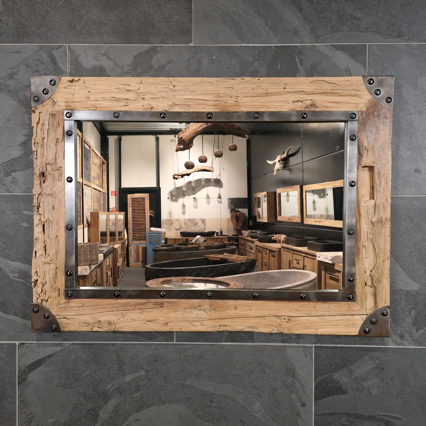 Wandspiegel Badspiegel aus recyceltem Teakholz, 105x75x4 cm, natürlicher Badgestaltung, von Baumstumpf