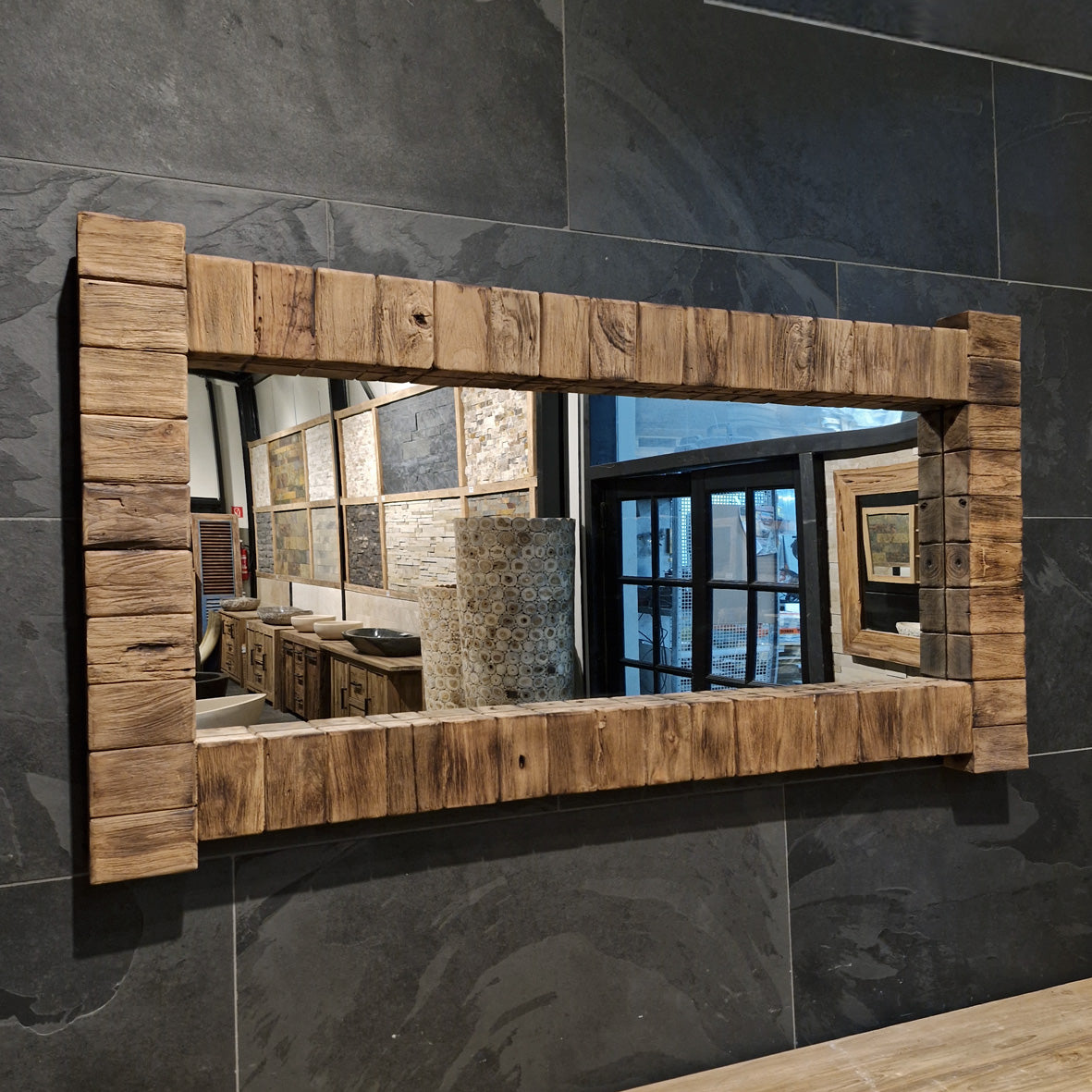 Spiegel aus Teakholz mit Maßen 154x81x8 cm, einzigartiges Badgestaltungselement von MIT BLOCK, klare Reflexion sichtbar