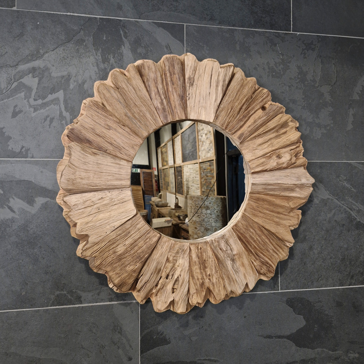 Wandspiegel Badspiegel aus recyceltem Teakholz in verschiedenen Größen, mit Blumenmuster, für moderne Badgestaltung.
