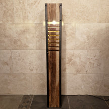 Stehlampe aus indonesischem Teakholz für Badgestaltung, rechteckiges Design, 145 cm hoch, natürliche Holzoptik.