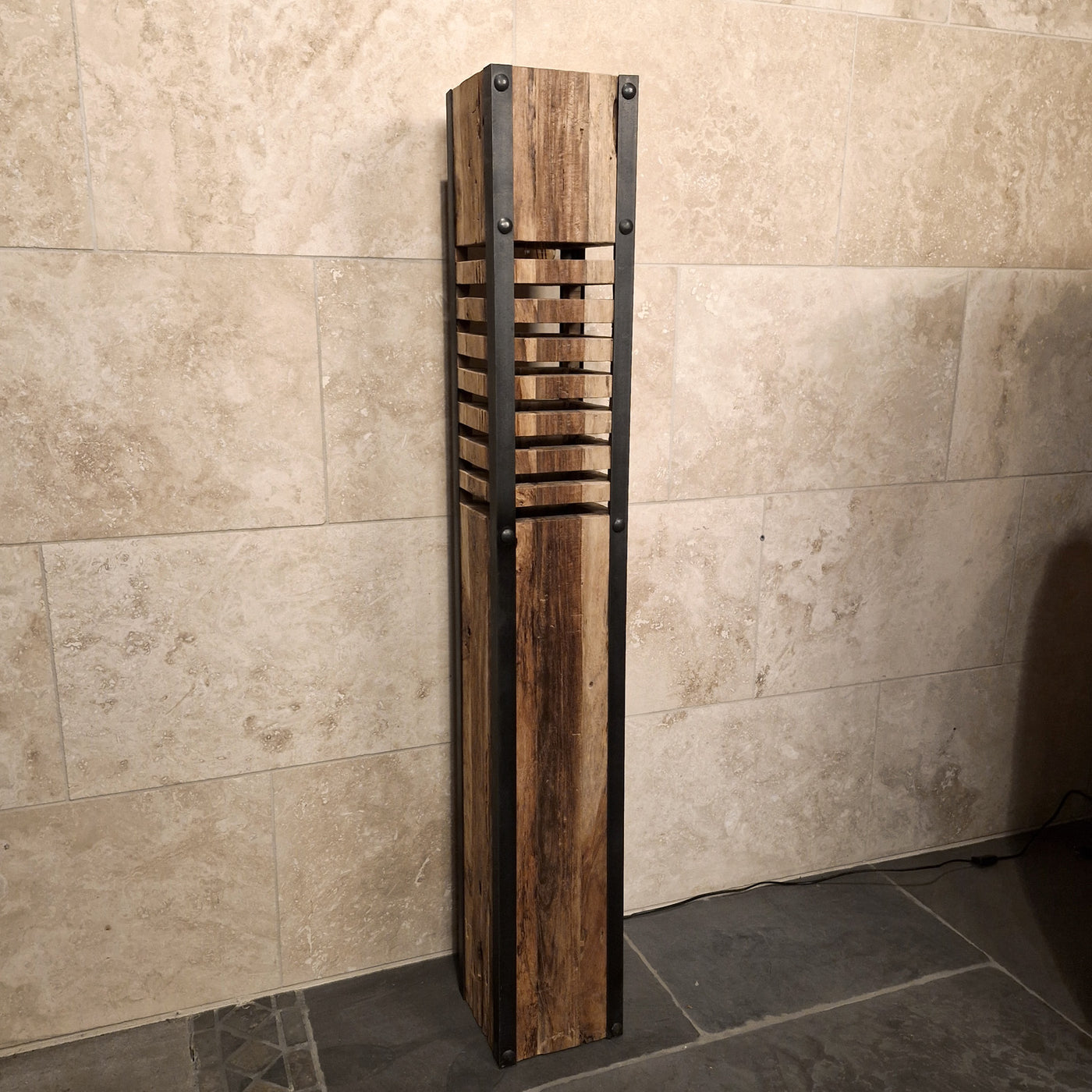 Indonesische Stehlampe aus Teakholz, Badgestaltung, mit 145 cm Höhe und modernem Design.