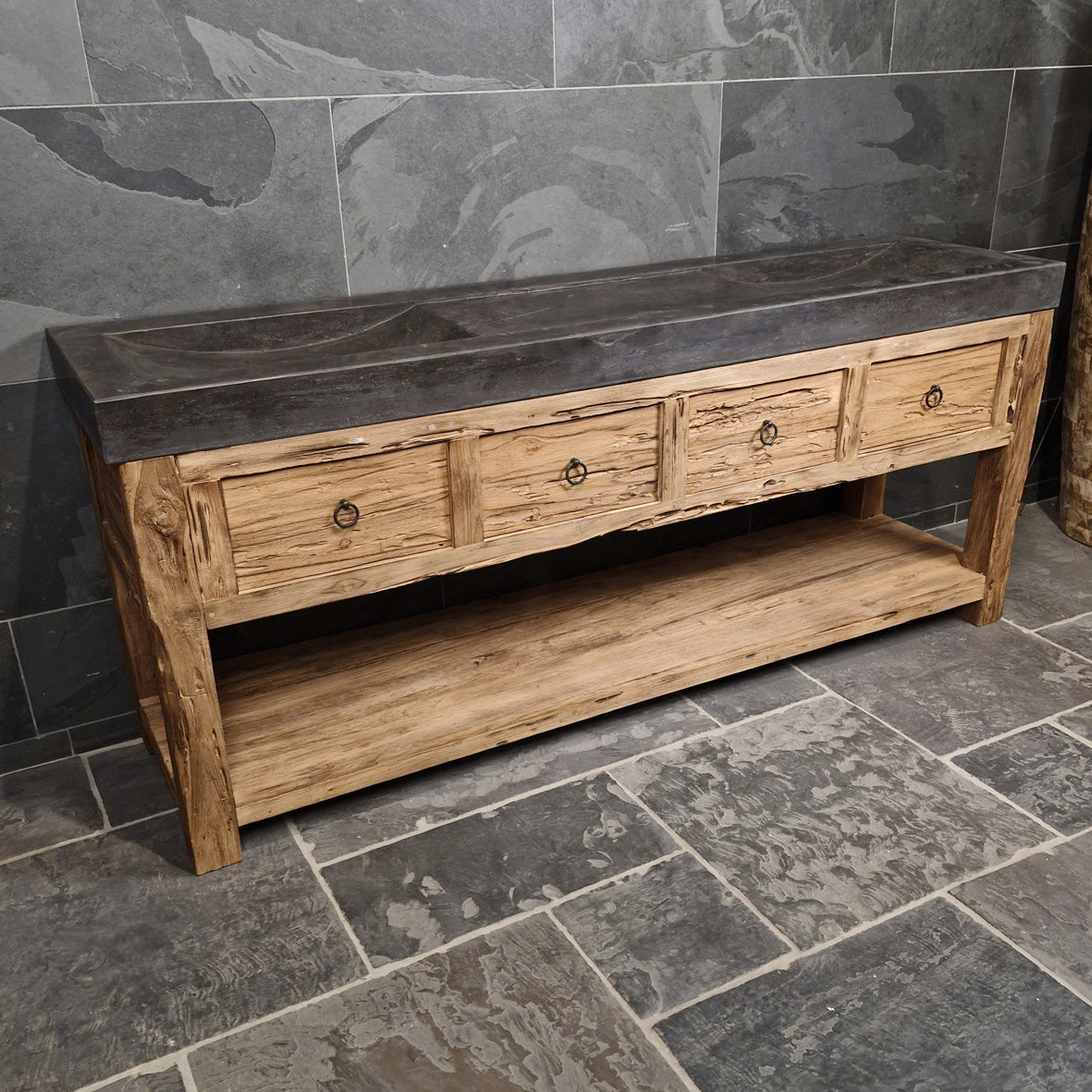 Teak Badezimmermöbel mit Waschtisch von Sulawesi, langlebig und einzigartig, mit glattem Milan Blaustein Oberflächenfinish.
