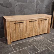 Robuster Badunterschrank aus recyceltem Teakholz von Sumatra, mit natürlicher Optik und langlebigem Design für Badezimmer.