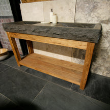 Doppelwaschtisch aus recyceltem Teakholz mit Unterschrank und Naturstein-Waschtisch in natürlichem Baddesign.