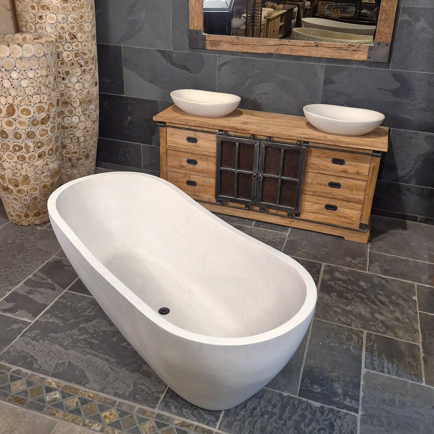 Freistehende Badewanne aus Terrazzo in gebrochenem Weiß, Badgestaltung von THALASA, 180x80x58 cm
