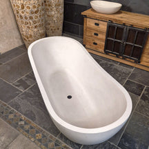 Freistehende Badewanne aus Terrazzo in gebrochenem Weiß, Maße 180x80x58cm, für elegante Badgestaltung.