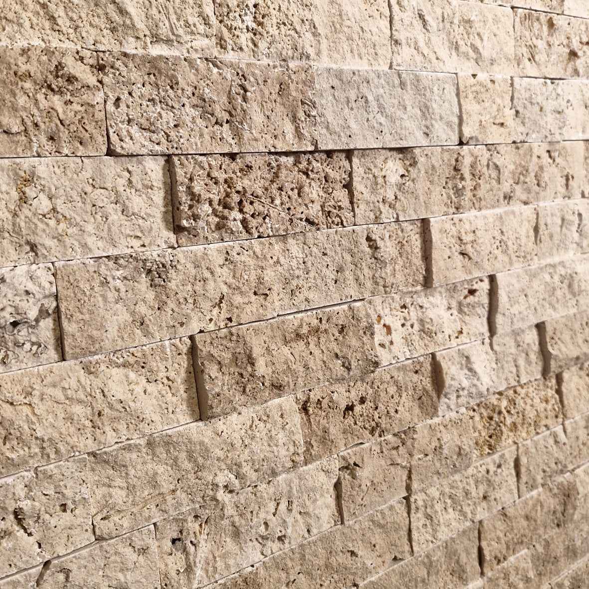 Naturstein Verblender aus Travertin-Mix mit Muster, zeigt die natürliche Textur und Farbvariation des Travertins.