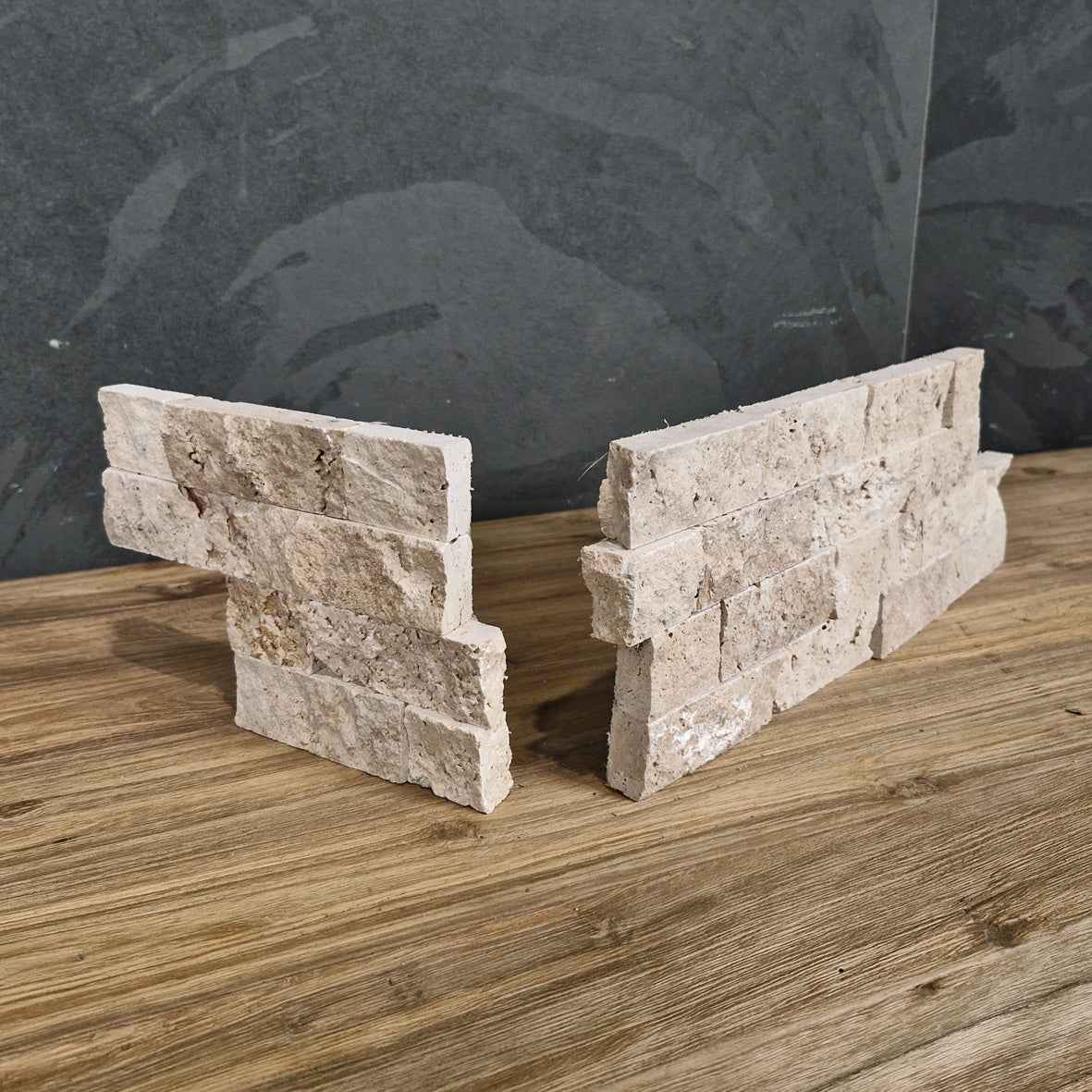 Muster Naturstein Verblender aus Travertin-Mix, Eckstück für Wandgestaltung, detaillierte Textur und natürliche Farbvariation.