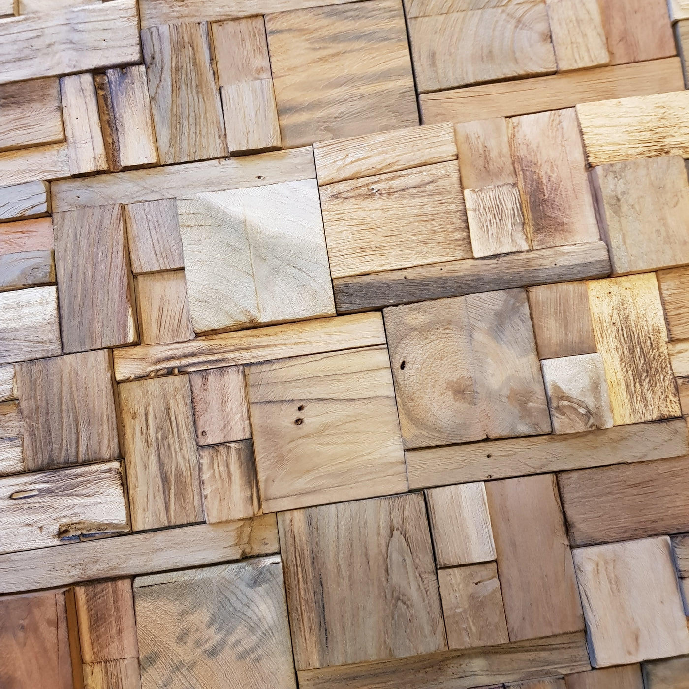 Holzverblender aus Teakholz von Vasona, Wandverkleidung mit natürlichen Altholzpaneelen für rustikalen Dekor.